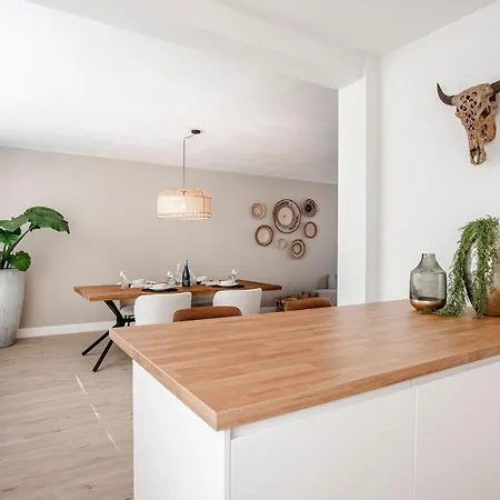 Marley's Beachhouse - Luxury With Garden